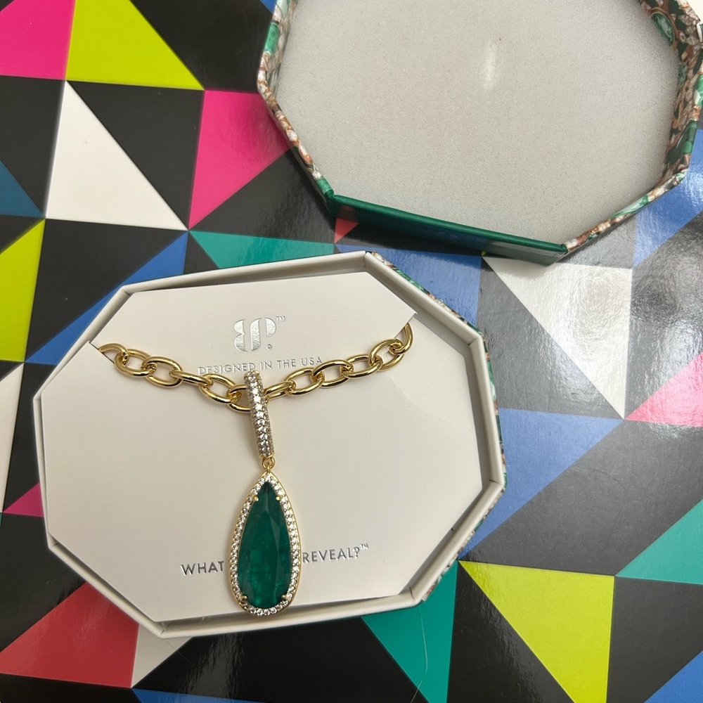 Elegant Green Pendant Necklace